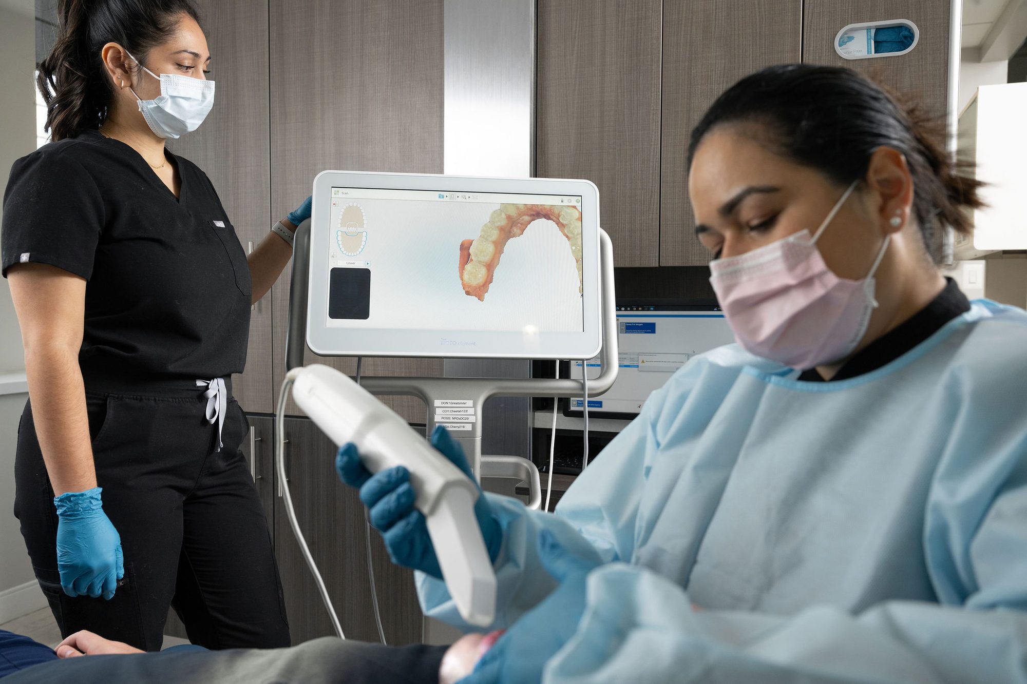 Digital intraoral scanner used for Invisalign treatment planning